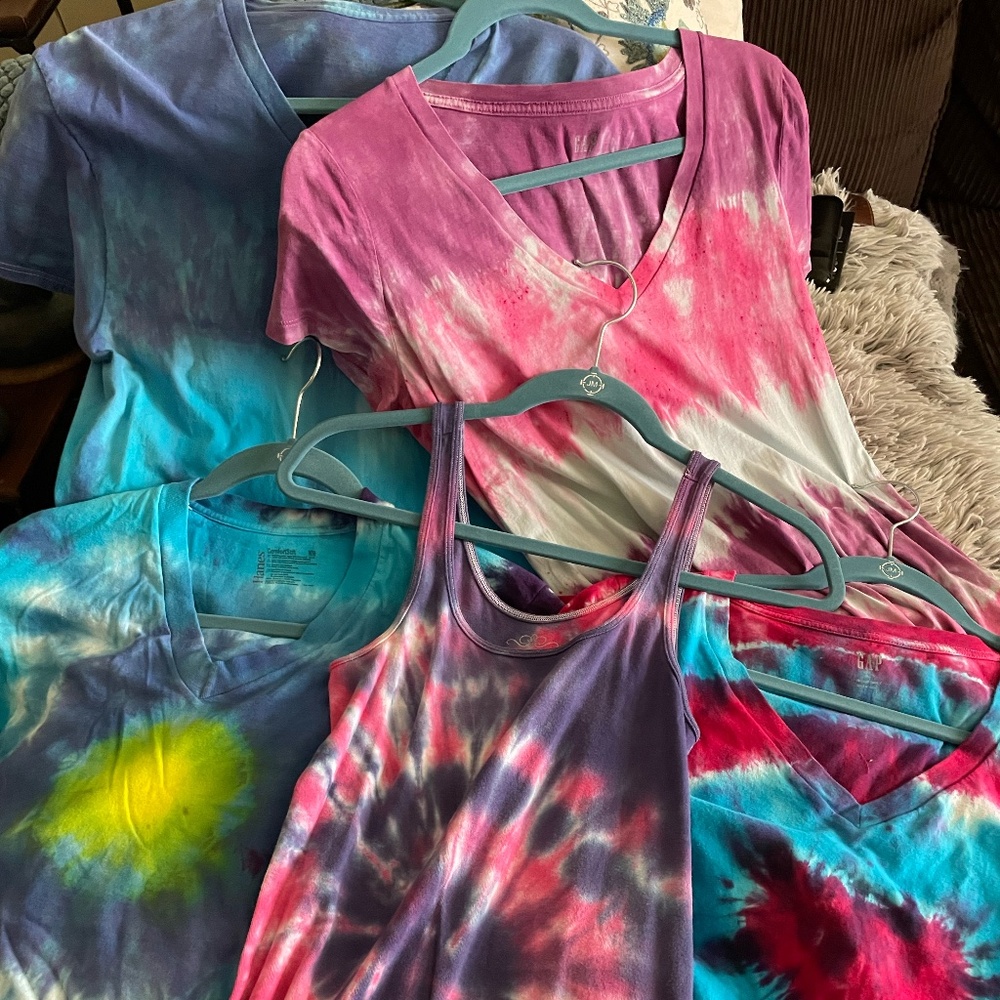 Lot of  4 TYE DYE T-SHIRT and 1 Tank Top